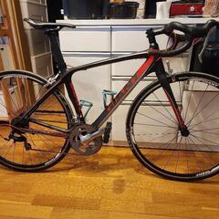 カーボンフレームのGIANT DEFY、ロードバイ
ク