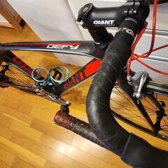 カーボンフレームのGIANT DEFY、ロードバイ
クの画像