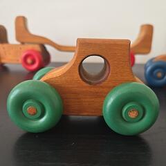 カナダ製　　木の車の画像