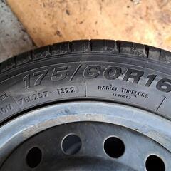 新品未使用スタットレスタイヤと中古タイヤセット175/60R16の画像