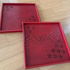 透かし模様の木製トレイ