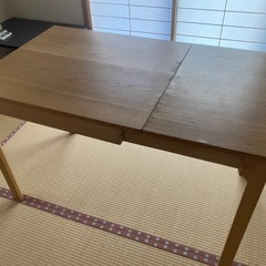 IKEA 伸長式ダイニングテーブルの画像