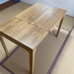 IKEA 伸長式ダイニングテーブルの画像