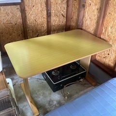 4人用ダイニングテーブルの画像