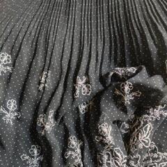 黒の花柄刺繍入りスカートの画像