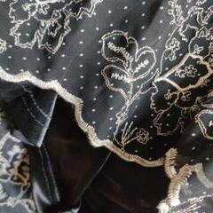 黒の花柄刺繍入りスカートの画像