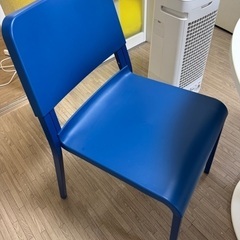 テーブルと椅子の画像