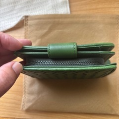 素敵なグリーン色の２つ折り財布(^^)編み目が可愛いの画像