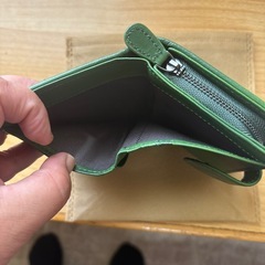 素敵なグリーン色の２つ折り財布(^^)編み目が可愛いの画像