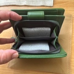 素敵なグリーン色の２つ折り財布(^^)編み目が可愛いの画像