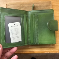 素敵なグリーン色の２つ折り財布(^^)編み目が可愛いの画像
