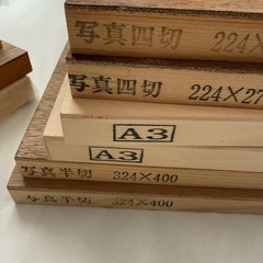 多様なサイズの木製パネルセット。写真やアート作品、DIYに最適。の画像