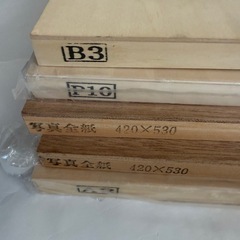 多様なサイズの木製パネルセット。写真やアート作品、DIYに最適。の画像