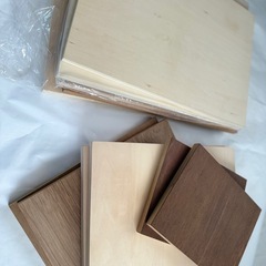 多様なサイズの木製パネルセット。写真やアート作品、DIYに最適。