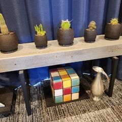 植物５点、飾りベンチ、金属製の水差し、陶器製の置物の画像