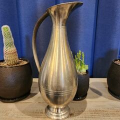 植物５点、飾りベンチ、金属製の水差し、陶器製の置物の画像