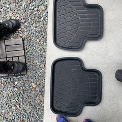 黒いゴム製フロアマット 2枚セットの画像