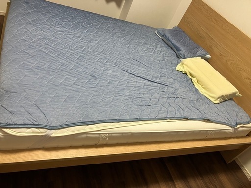 クイーンサイズのダブルベッド