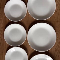 6枚の皿の画像