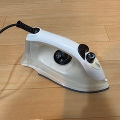 【美品】【本日限定お値下げ✨】【定価7,480円！◎】【ご希望価格◎】軽量＆コンパクト設計！スチームアイロン 〜ご希望価格をお知らせください〜の画像