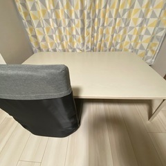 折りたたみテーブルと座椅子の画像
