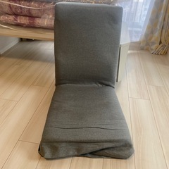 折りたたみテーブルと座椅子の画像