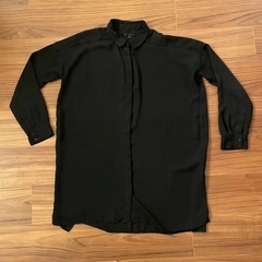 COS  コス　とろみ　長袖ロングシャツ　チュニック　黒　Aライン　 ブラウス  ボタン取れありの画像