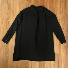 COS  コス　とろみ　長袖ロングシャツ　チュニック　黒　Aライン　 ブラウス  ボタン取れありの画像