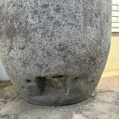 石のオブジェの画像