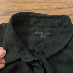 COS  コス　とろみ　長袖ロングシャツ　チュニック　黒　Aライン　 ブラウス  ボタン取れありの画像
