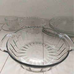 Arcoroc製 丸皿 3枚 23cm DURALEX製 楕円ガラス皿 26×17cm DURALEX製 カップ＆ソーサー2客 Anchor製  キャセロール グラタン皿 内径23cm ケーキスタンド  約17cm 引越しのためまとめて食器お譲りします。 お料理映えます！の画像
