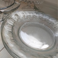 Arcoroc製 丸皿 3枚 23cm DURALEX製 楕円ガラス皿 26×17cm DURALEX製 カップ＆ソーサー2客 Anchor製  キャセロール グラタン皿 内径23cm ケーキスタンド  約17cm 引越しのためまとめて食器お譲りします。 お料理映えます！の画像