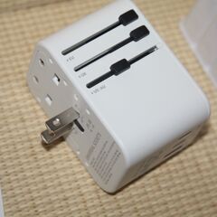 全世界対応 コンセントマルチ変換プラグ PD対応USB-A/Cポートあり 未使用品の画像