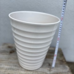 植木鉢　陶器　素焼き　穴あり　重量あり　高さ約30㎝、直径約24㎝【おしゃれなガーデニングに】の画像