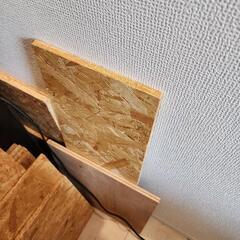 カラーボックスと木材の画像