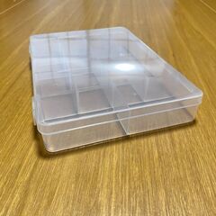 【取引中】半透明仕切られたプラケースの画像
