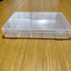 【取引中】半透明仕切られたプラケースの画像