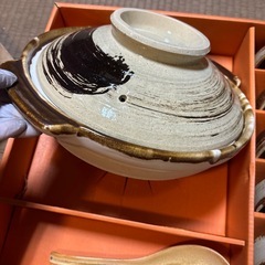 土鍋と取り皿5セットとレンゲの画像