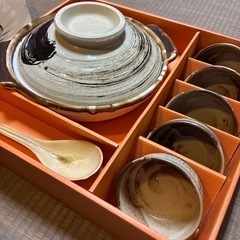 土鍋と取り皿5セットとレンゲの画像