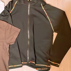 ユニクロ　カットソー　Tシャツ　パーカー　など　サイズ120cm中心　5着の画像
