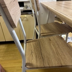 ダイニングテーブルと椅子4脚の画像