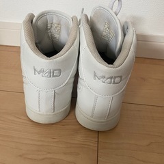 MAD ホワイト ハイカットスニーカー　23㎝の画像