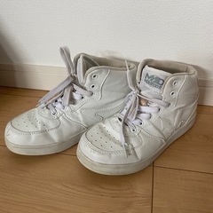 MAD ホワイト ハイカットスニーカー　23㎝の画像