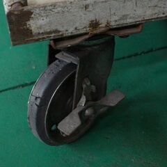 引き取り限定 かご台車 中間棚板付 業務用 カゴ台車 ロールボックス 荷物置棚 L字折りたたみラック キャスター ストッパー付 運搬 の画像