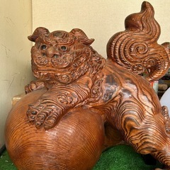 玉獅子 天然木彫 置物 骨董 彫刻 オブジェ 狛犬 魔除け 縁起物 シーサーの画像