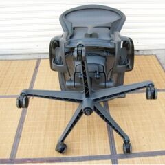 【 美品 】ハーマンミラー　アーロンチェア リマスタード ライト AER1B22PWZSSG1G1G1BBBK23103　動作良好　HermanMiller　オフィスチェアの画像