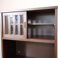 和モダンな雰囲気のキッチンボードです。浮造り仕上げの純和風の引き戸食器棚はキッチンを落ち着いた雰囲気にしてくれます♪小民家風のコンパクトですっきりとしたレンジラック。日本製/大川家具の画像