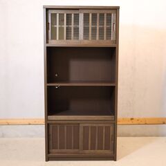 和モダンな雰囲気のキッチンボードです。浮造り仕上げの純和風の引き戸食器棚はキッチンを落ち着いた雰囲気にしてくれます♪小民家風のコンパクトですっきりとしたレンジラック。日本製/大川家具の画像