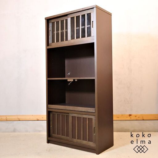 和モダンな雰囲気のキッチンボードです。浮造り仕上げの純和風の引き戸食器棚はキッチンを落ち着いた雰囲気にしてくれます♪小民家風のコンパクトですっきりとしたレンジラック。日本製/大川家具