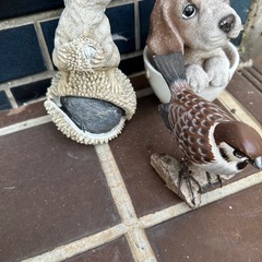 犬、リス、スズメオブジェの画像